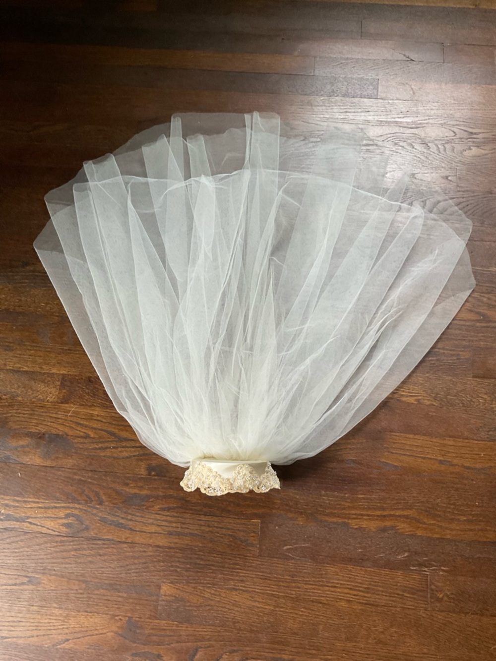 Vintage ivory bridal veil with pill hat and lace-trimmed comb. - Picture 6 of 10
